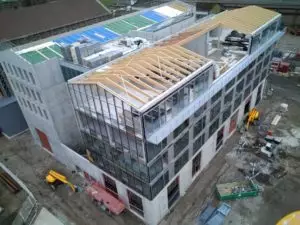 Immersion sur chantier d’une étudiante ingénieur en alternance, façades aluminium