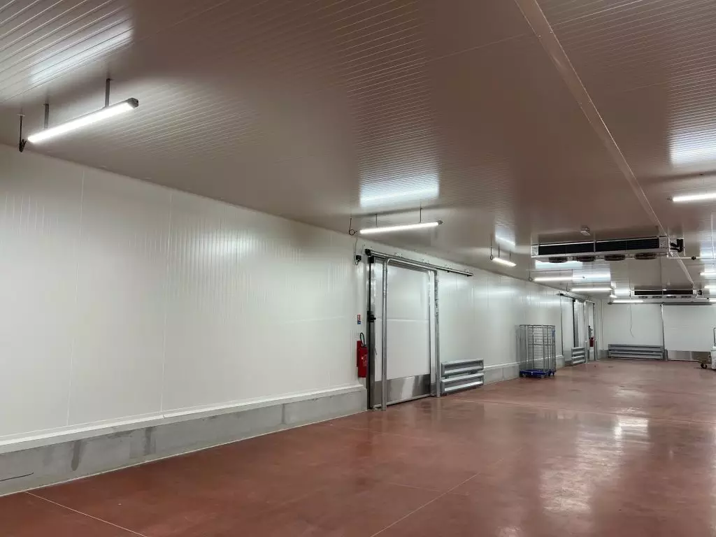 Réalisation d’une chambre froide par SOFRADI, isolation frigorifique performante